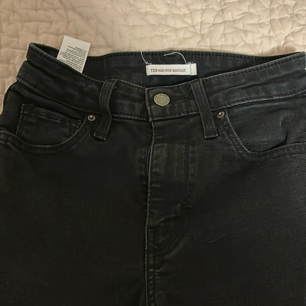 Black Levi’s 725s high rise boot cut, size 26